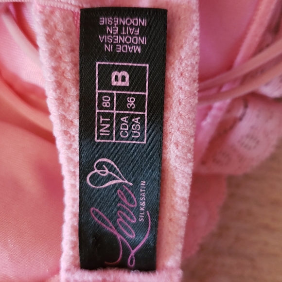 ๐ Vintage frills and thrills! - Picture 6 of 7